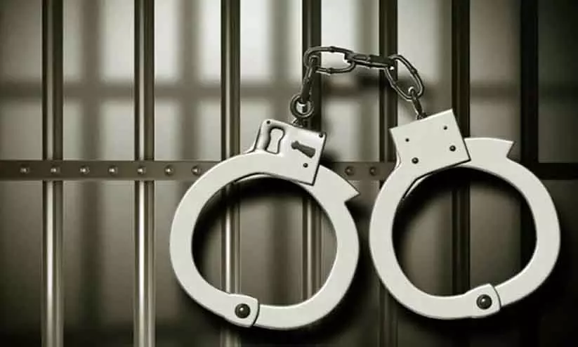 Kerala : पांचवीं क्लास की स्टूडेंट से छेड़छाड़, ट्यूशन टीचर को 18 साल की जेल और जुर्माना Kerala : पांचवीं क्लास की स्टूडेंट से छेड़छाड़, ट्यूशन टीचर को 18 साल की जेल और जुर्माना