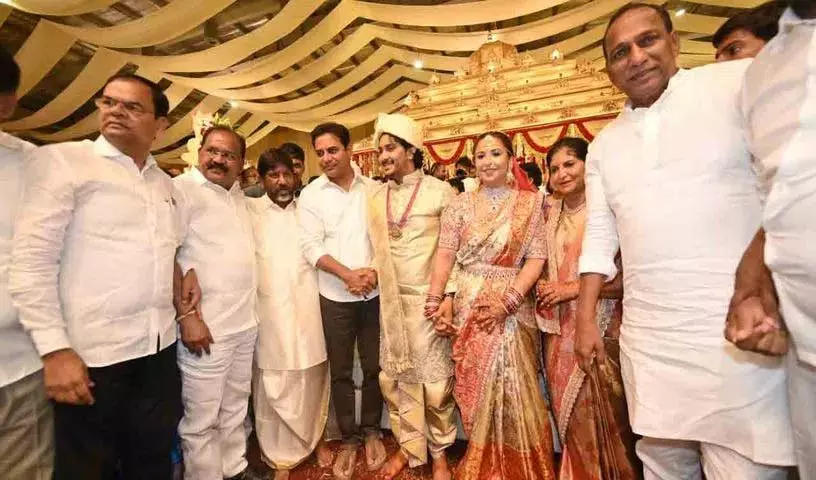KTR डिप्टी सीएम भट्टी विक्रमार्क के बेटे की शादी में शामिल हुए KTR डिप्टी सीएम भट्टी विक्रमार्क के बेटे की शादी में शामिल हुए