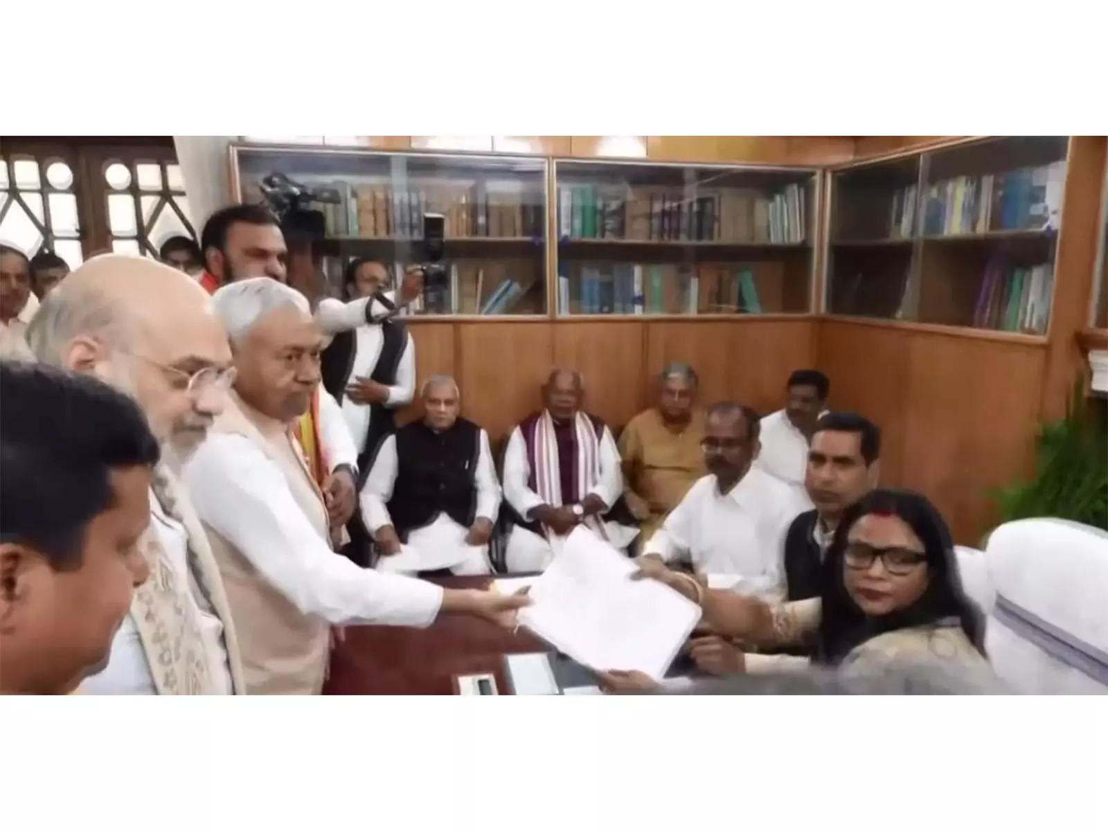 बिहार में राजनीतिक बदलाव, अमित शाह की मौजूदगी में नीतीश कुमार ने राज्यसभा का नामांकन भरा बिहार में राजनीतिक बदलाव, अमित शाह की मौजूदगी में नीतीश कुमार ने राज्यसभा का नामांकन भरा