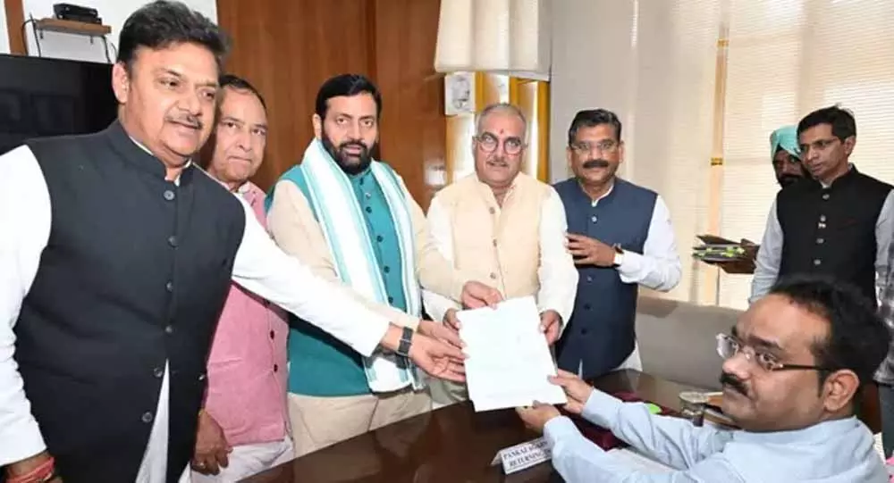 Chandigarh: खट्टर खेमे से Sanjay Bhatia का नामांकन, सियासी हलचल Chandigarh: खट्टर खेमे से Sanjay Bhatia का नामांकन, सियासी हलचल