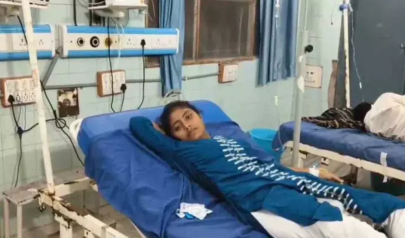 मुलुगु में Food Poisoning के कारण छात्राओं को अस्पताल में भर्ती कराया गया मुलुगु में Food Poisoning के कारण छात्राओं को अस्पताल में भर्ती कराया गया