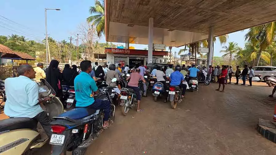 Bhatkal : कीमत बढ़ने के डर से लोग पेट्रोल पंपों पर उमड़ पड़े Bhatkal : कीमत बढ़ने के डर से लोग पेट्रोल पंपों पर उमड़ पड़े