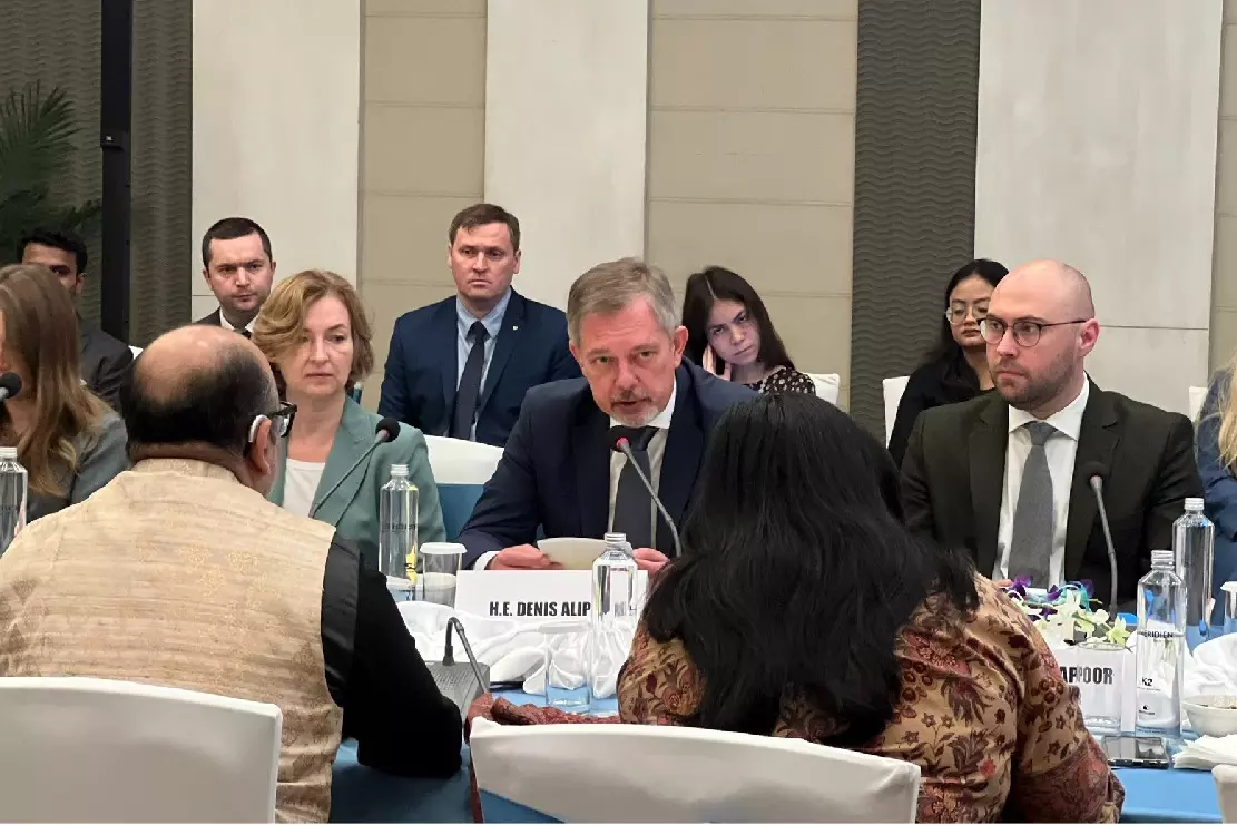 Russian Ambassador: हम भारत को तेल सप्लाई करने के लिए हमेशा तैयार रहे Russian Ambassador: हम भारत को तेल सप्लाई करने के लिए हमेशा तैयार रहे