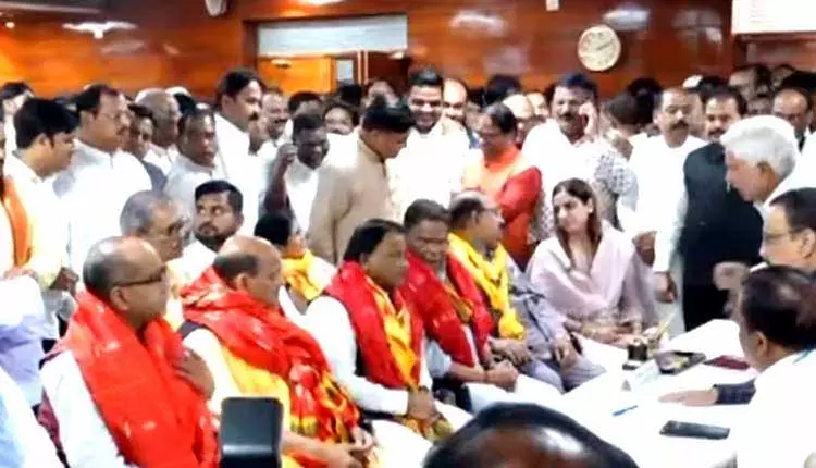 BJP के उम्मीदवारों और दिलीप रे ने राज्यसभा चुनाव के लिए नामांकन दाखिल किया BJP के उम्मीदवारों और दिलीप रे ने राज्यसभा चुनाव के लिए नामांकन दाखिल किया