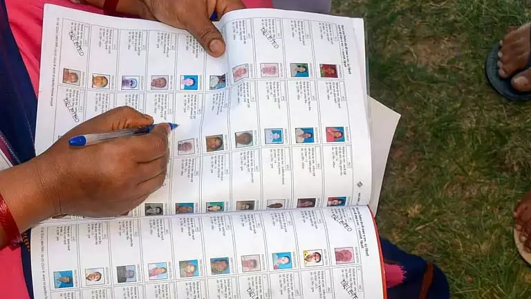 Cooch Behar बॉर्डर सीट पर वोटिंग पेंडिंग Cooch Behar बॉर्डर सीट पर वोटिंग पेंडिंग