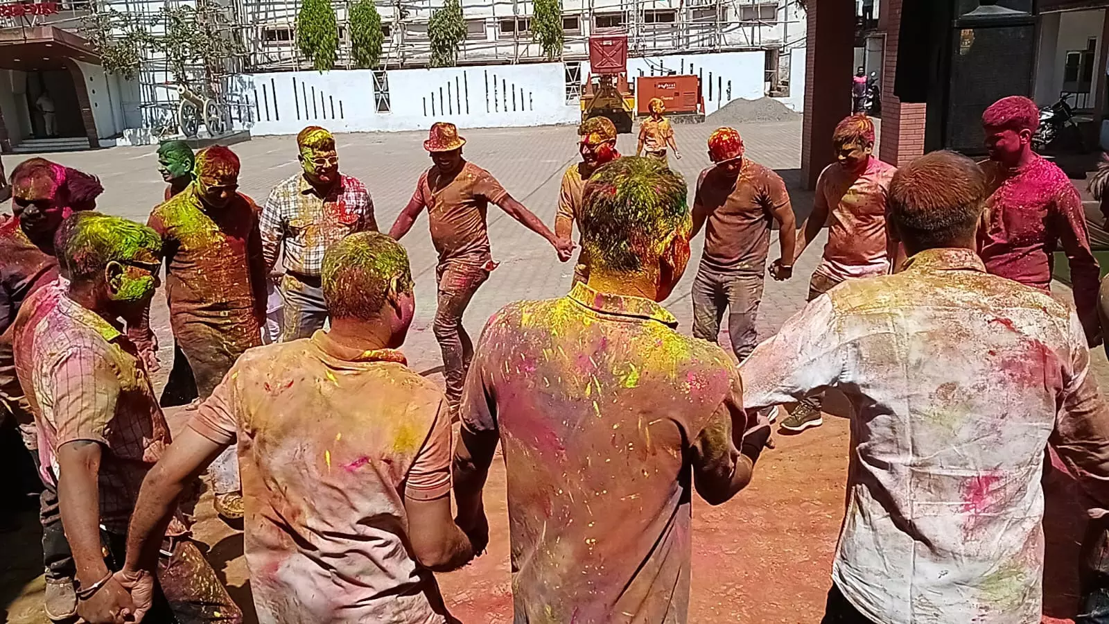 दुर्ग पुलिस कंट्रोल रूम परिसर में खेली गई होली दुर्ग पुलिस कंट्रोल रूम परिसर में खेली गई होली