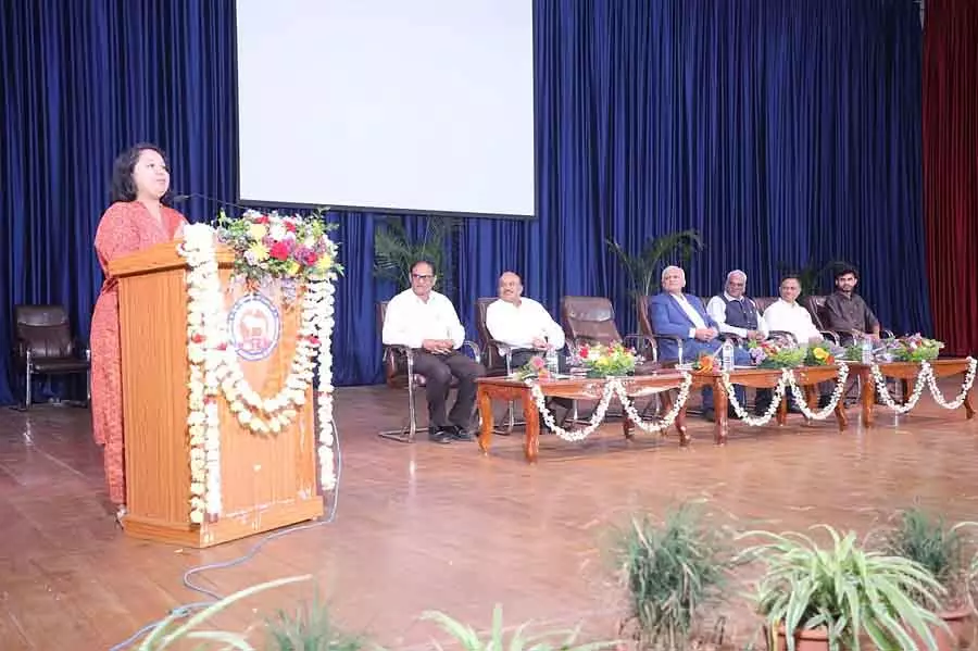 अनुशासन और समय की पाबंदी अपनाएं: District Collector अनुशासन और समय की पाबंदी अपनाएं: District Collector