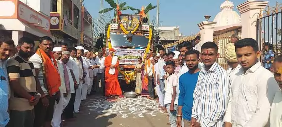 Mahalingapura : श्रीशैलम ट्रेकर्स को बॉर्डर पर खाना दिया गया Mahalingapura : श्रीशैलम ट्रेकर्स को बॉर्डर पर खाना दिया गया