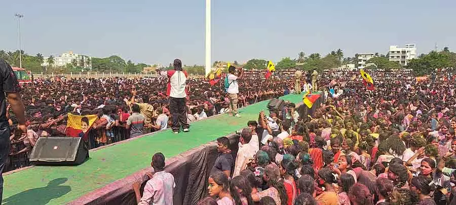 Holi celebrations : विदेशियों समेत स्थानीय लोगों ने रंगों से उड़ाया रंग Holi celebrations : विदेशियों समेत स्थानीय लोगों ने रंगों से उड़ाया रंग