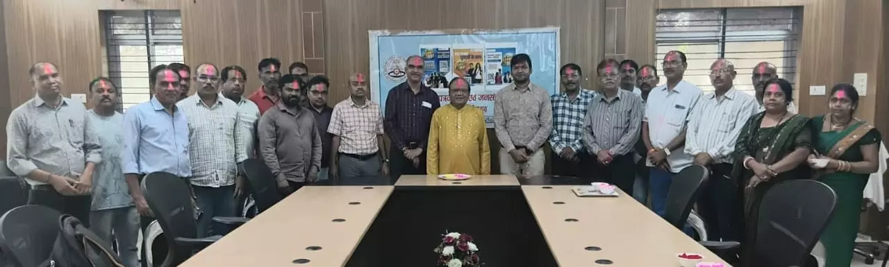 कुशाभाऊ ठाकरे पत्रकारिता विश्वविद्यालय में होली मिलन कुशाभाऊ ठाकरे पत्रकारिता विश्वविद्यालय में होली मिलन