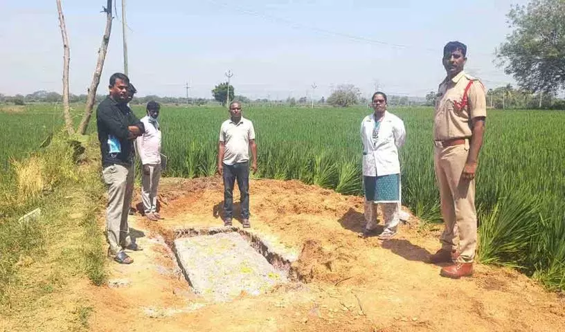 रहस्यमयी हार्ट अटैक से मौत.. 12 दिन बाद दफ़नाए गए शव का Postmortem रहस्यमयी हार्ट अटैक से मौत.. 12 दिन बाद दफ़नाए गए शव का Postmortem