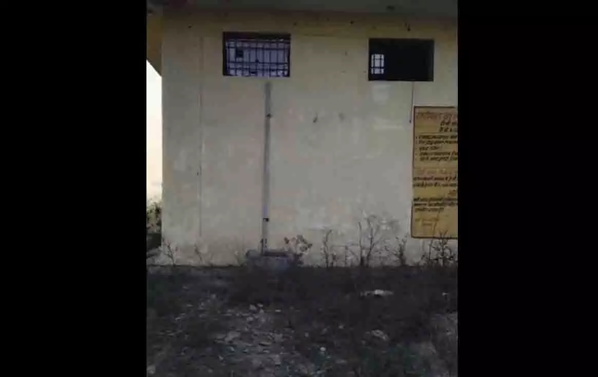 अवैध वसूली का सनसनीखेज आरोप! महिला टॉयलेट में ही CCTV कैमरा लगा दिया, वीडियो वायरल होते ही हड़कंप अवैध वसूली का सनसनीखेज आरोप! महिला टॉयलेट में ही CCTV कैमरा लगा दिया, वीडियो वायरल होते ही हड़कंप