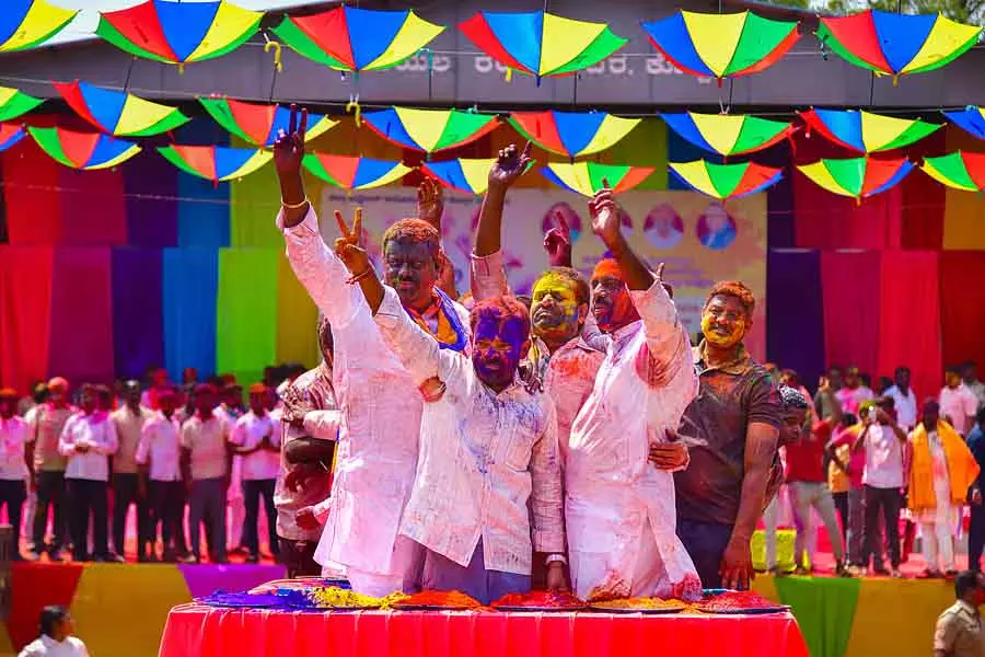Holi festival ; रंगों की दुनिया में जश्न Holi festival ; रंगों की दुनिया में जश्न