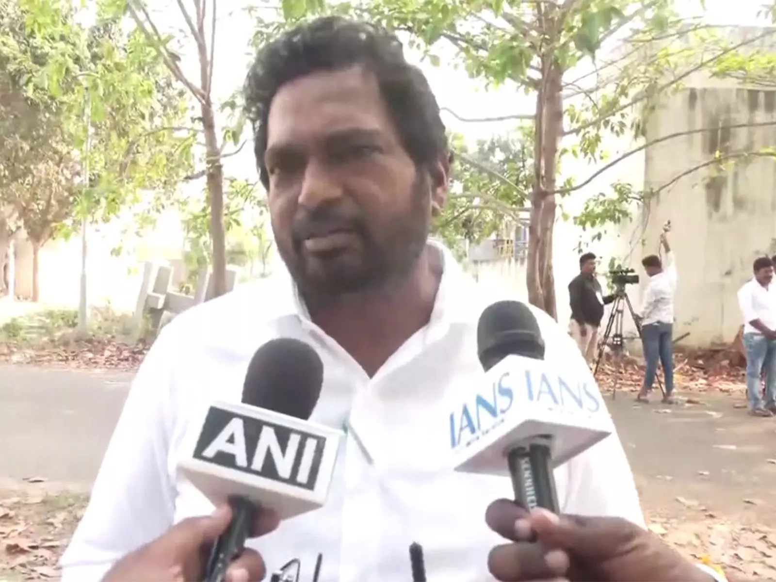 आंध्र काउंसिल घटना पर YSRCP MLC ने मंत्री अत्चन्नायडू पर कार्रवाई की मांग की आंध्र काउंसिल घटना पर YSRCP MLC ने मंत्री अत्चन्नायडू पर कार्रवाई की मांग की