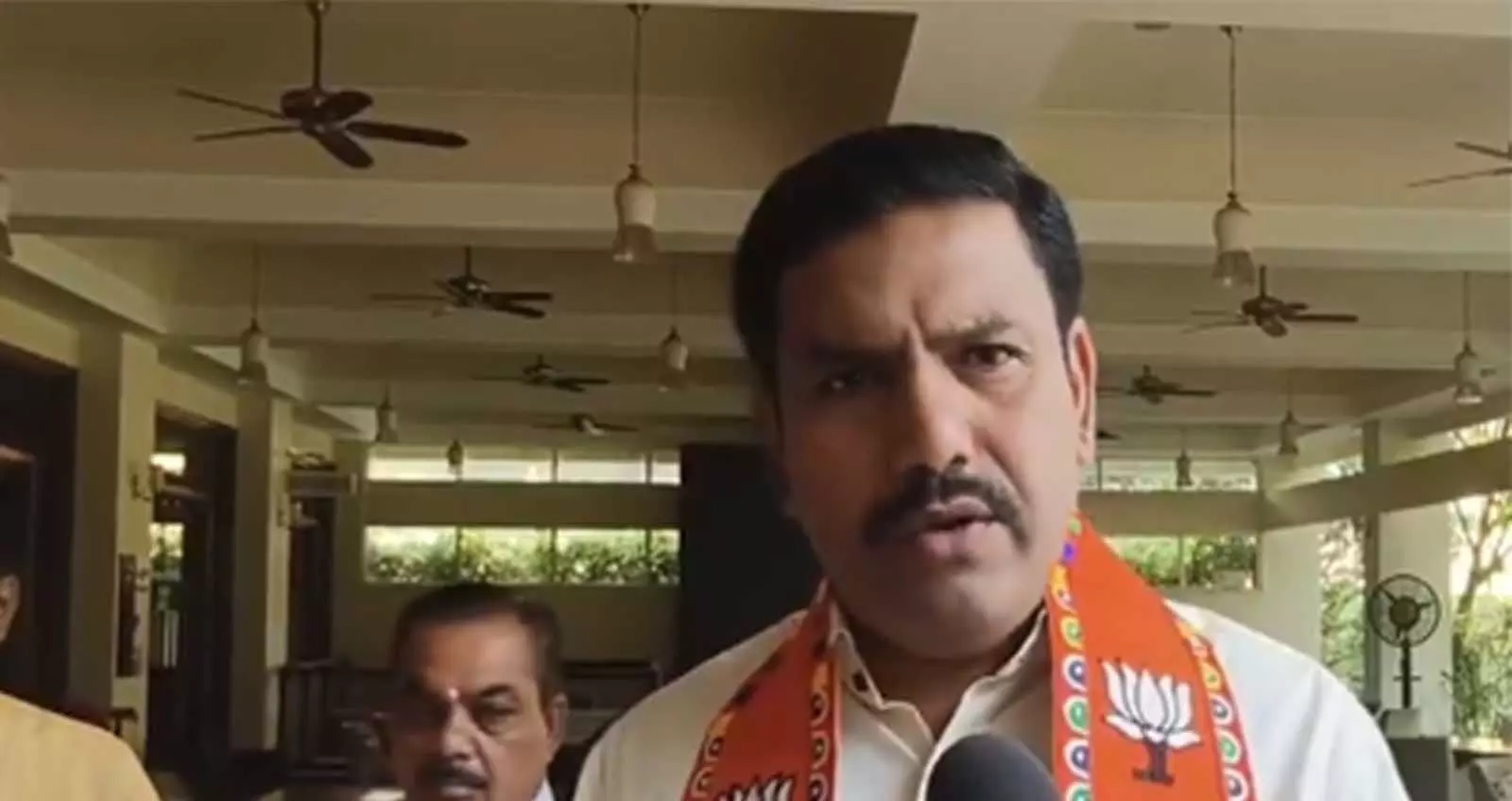 कर्नाटक BJP चीफ ने ज़रूरी चीज़ों की कीमतों में बार-बार बढ़ोतरी को लेकर कांग्रेस लीडरशिप की आलोचना की कर्नाटक BJP चीफ ने ज़रूरी चीज़ों की कीमतों में बार-बार बढ़ोतरी को लेकर कांग्रेस लीडरशिप की आलोचना की
