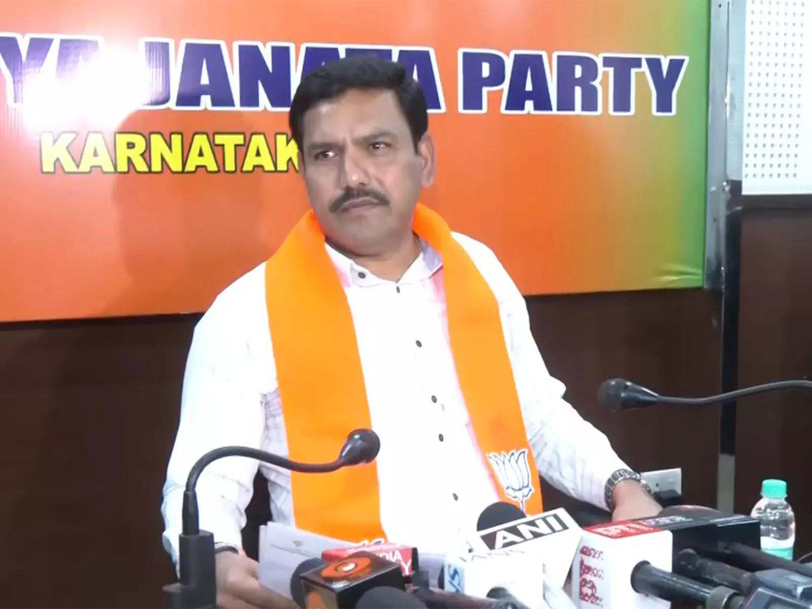 कर्नाटक BJP चीफ विजयेंद्र ने रूलिंग कांग्रेस से इंटरनल रिजर्वेशन के तहत खाली सीटों को भरने की अपील की कर्नाटक BJP चीफ विजयेंद्र ने रूलिंग कांग्रेस से इंटरनल रिजर्वेशन के तहत खाली सीटों को भरने की अपील की