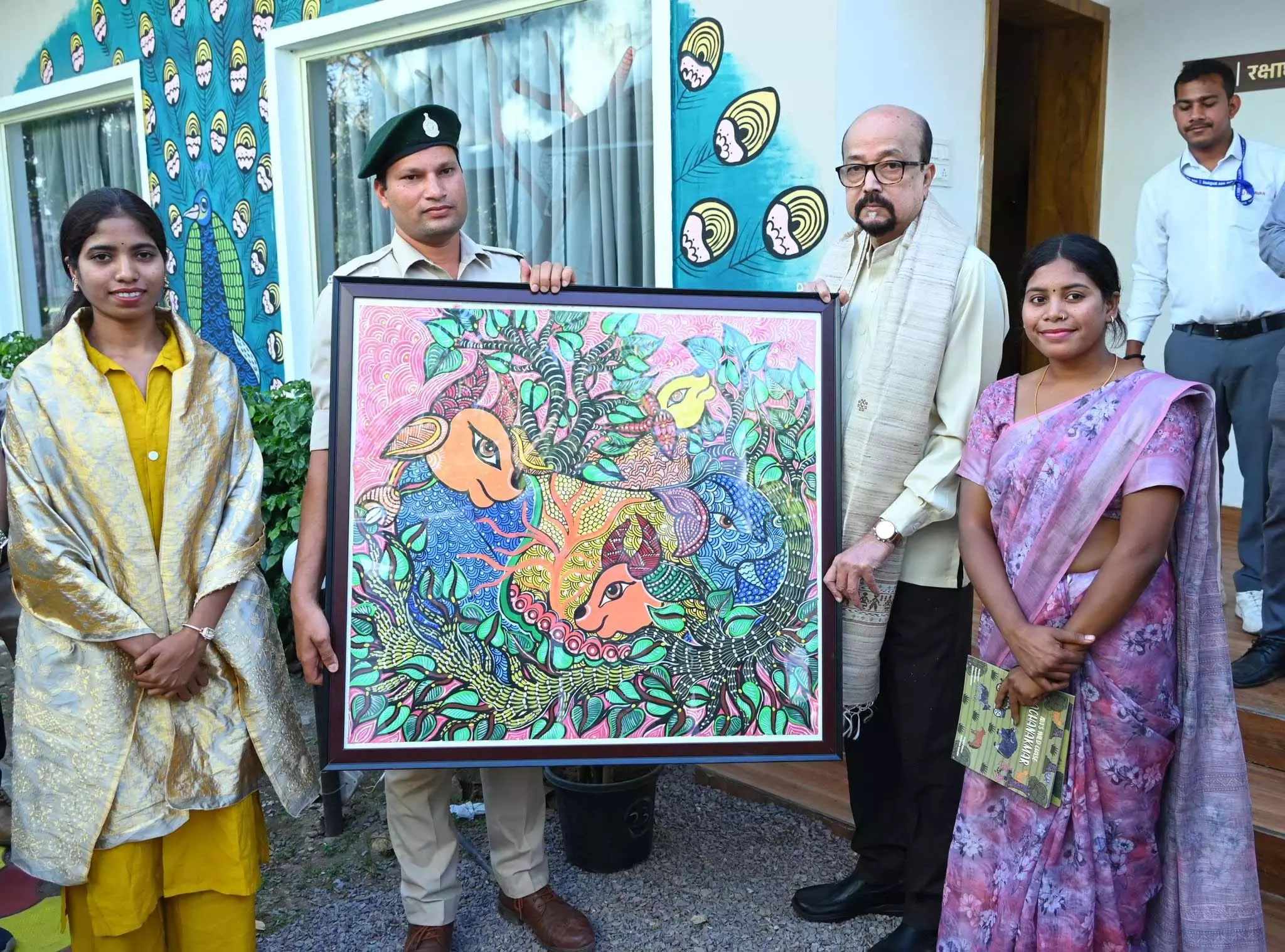 शिवतराई गांव पहुंचे राज्यपाल रमेन डेका, बैगा-बिरहोर जनजाति से की आत्मीय चर्चा शिवतराई गांव पहुंचे राज्यपाल रमेन डेका, बैगा-बिरहोर जनजाति से की आत्मीय चर्चा