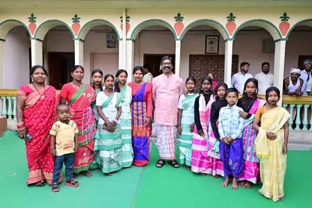 Jharkhand के आदिवासी बहुल गांवों में बाहा परब की धूम Jharkhand के आदिवासी बहुल गांवों में बाहा परब की धूम