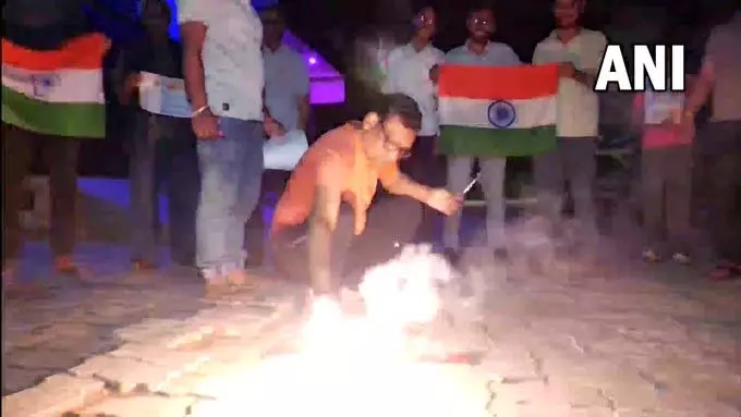 रोमांचक सेमीफाइनल: भारत की गेंदबाजी ने इंग्लैंड की जीत रोकी रोमांचक सेमीफाइनल: भारत की गेंदबाजी ने इंग्लैंड की जीत रोकी