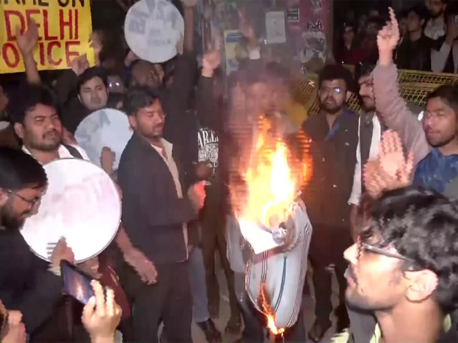 JNUTA ने कथित जातिवादी टिप्पणी को लेकर VC को हटाने की मांग की, केंद्र के रुख पर सवाल उठाए JNUTA ने कथित जातिवादी टिप्पणी को लेकर VC को हटाने की मांग की, केंद्र के रुख पर सवाल उठाए