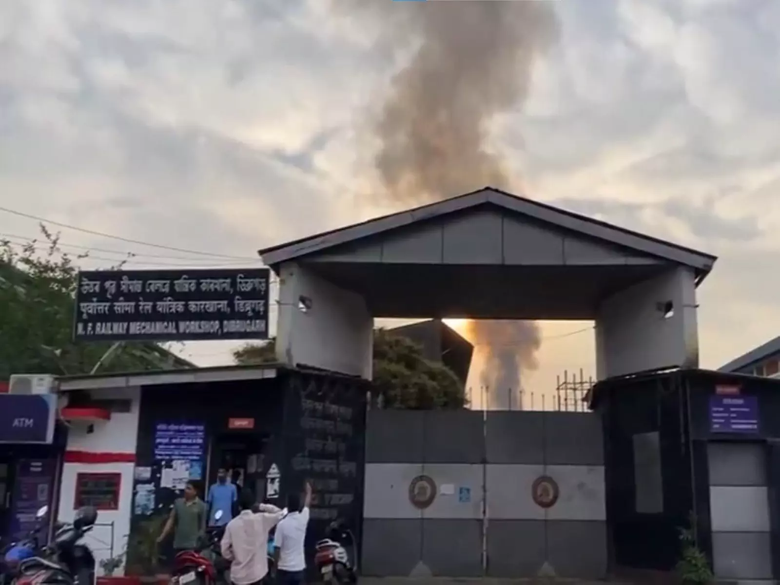 Assam: डिब्रूगढ़ रेलवे फैक्ट्री में आग लगी, कोई हताहत नहीं Assam: डिब्रूगढ़ रेलवे फैक्ट्री में आग लगी, कोई हताहत नहीं