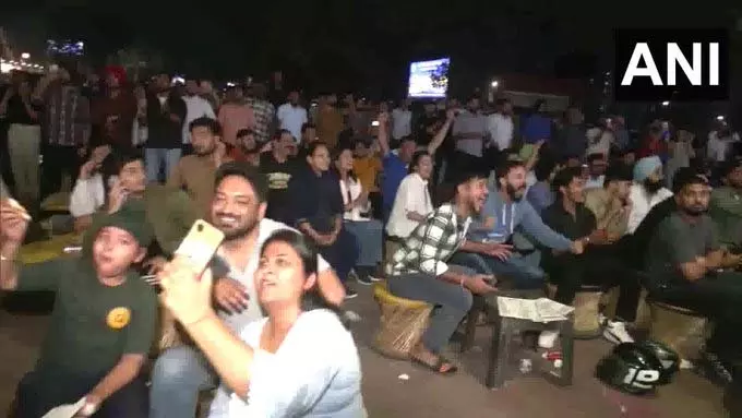 India ने इंग्लैंड को 7 रन से हराकर फाइनल में जगह बनाई, फैंस में उत्साह की लहर India ने इंग्लैंड को 7 रन से हराकर फाइनल में जगह बनाई, फैंस में उत्साह की लहर