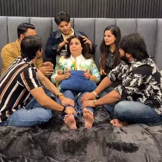मृदुल तिवारी के घर पहुंचीं फराह खान, मजेदार वीडियो किया शेयर मृदुल तिवारी के घर पहुंचीं फराह खान, मजेदार वीडियो किया शेयर