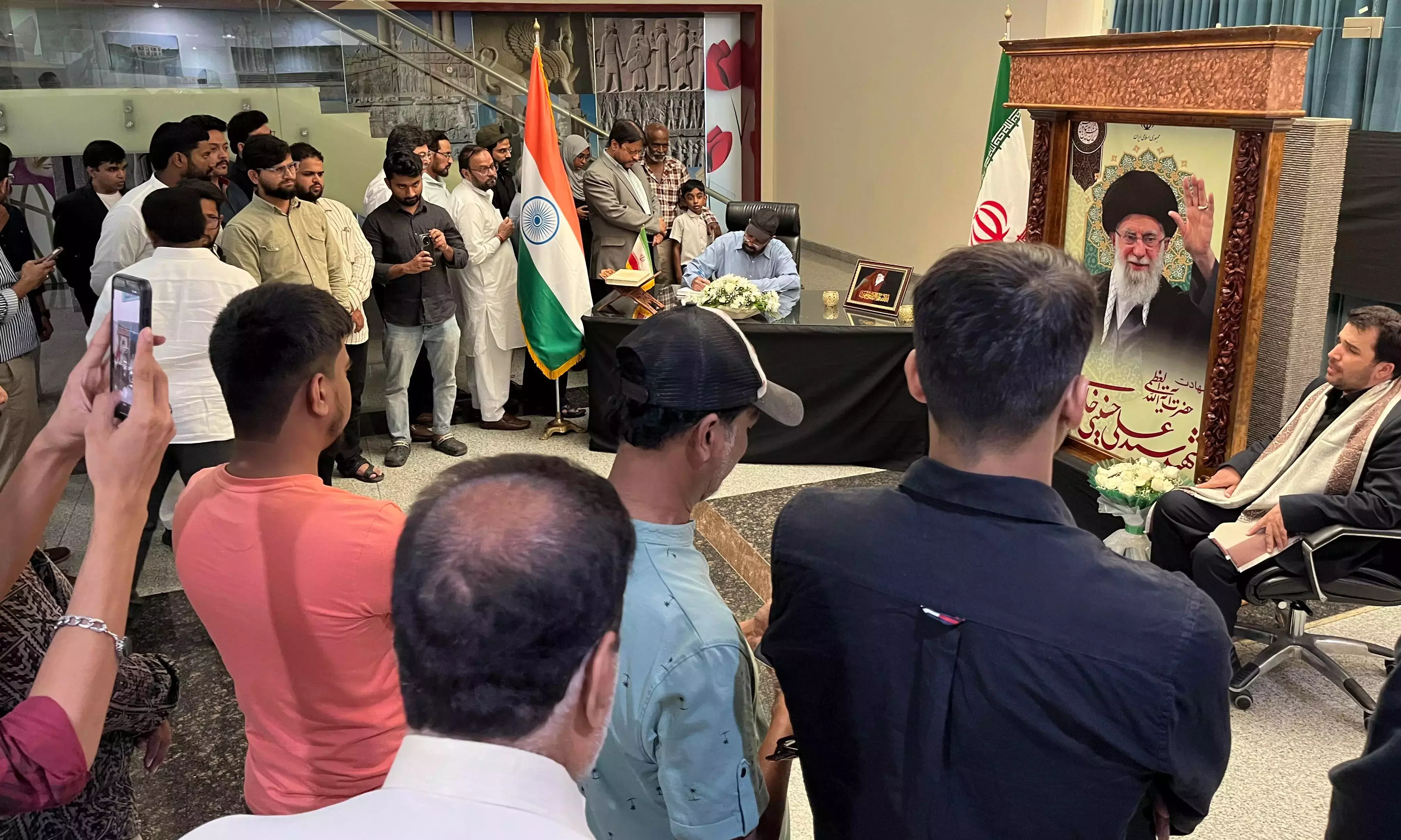 Telangana : ईरानी वाणिज्य दूतावास में खामेनेई को श्रद्धांजलि दी गई Telangana : ईरानी वाणिज्य दूतावास में खामेनेई को श्रद्धांजलि दी गई