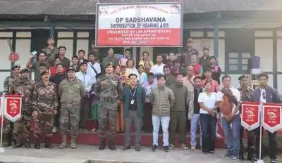 Arunachal: AR ने खोंसा में लाभार्थियों को हियरिंग एड बांटे