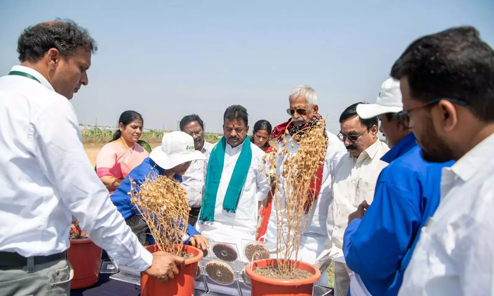किसानों के पैनल ने ICRISAT में सूखी ज़मीन की फसलों का अध्ययन किया किसानों के पैनल ने ICRISAT में सूखी ज़मीन की फसलों का अध्ययन किया