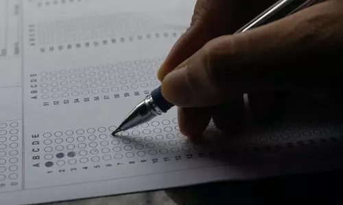 Sirsa में दसवीं क्लास की इंग्लिश की परीक्षा में नकल करते हुए पकड़ा गया स्टूडेंट Sirsa में दसवीं क्लास की इंग्लिश की परीक्षा में नकल करते हुए पकड़ा गया स्टूडेंट