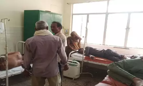 श्मशान घाट में मधुमक्खियों की वजह से मची भगदड़, 50 लोगों को काटा श्मशान घाट में मधुमक्खियों की वजह से मची भगदड़, 50 लोगों को काटा