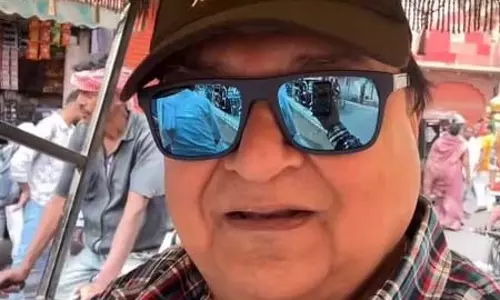 रिक्शे पर सवार होकर वाराणसी की तंग गलियों में निकले राकेश बेदी, काशी विश्वनाथ के किए दर्शन रिक्शे पर सवार होकर वाराणसी की तंग गलियों में निकले राकेश बेदी, काशी विश्वनाथ के किए दर्शन