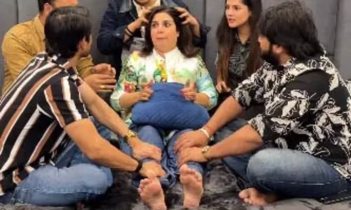 ग्रेटर नोएडा में मृदुल तिवारी के घर पहुंचीं फराह खान, मजेदार वीडियो किया शेयर ग्रेटर नोएडा में मृदुल तिवारी के घर पहुंचीं फराह खान, मजेदार वीडियो किया शेयर