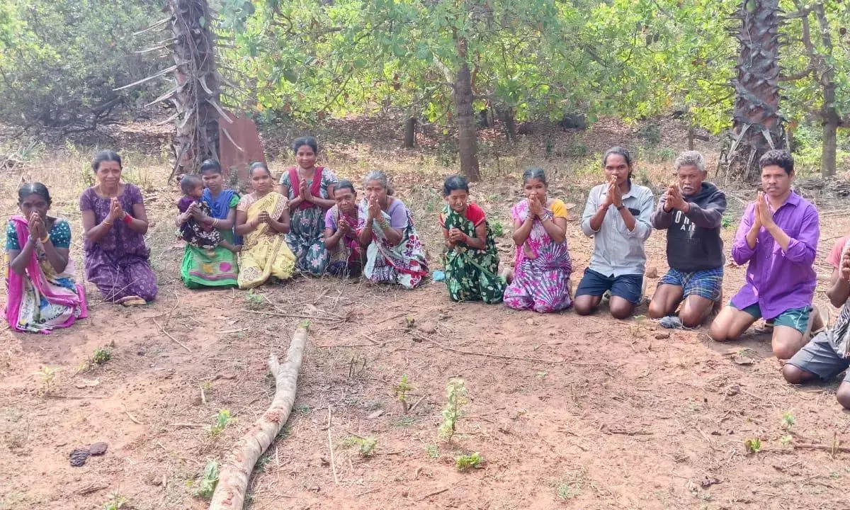 Andhra : आदिवासी गांव ने भूमि सर्वेक्षण में अनियमितताओं की निंदा की Andhra : आदिवासी गांव ने भूमि सर्वेक्षण में अनियमितताओं की निंदा की