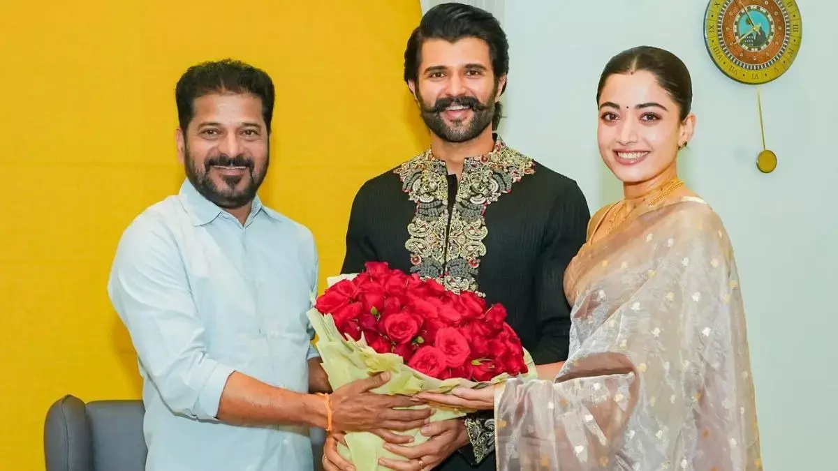 Telangana CM ने नवविवाहित जोड़े Vijay Deverakonda-Rashmika Mandanna से मुलाकात की Telangana CM ने नवविवाहित जोड़े Vijay Deverakonda-Rashmika Mandanna से मुलाकात की