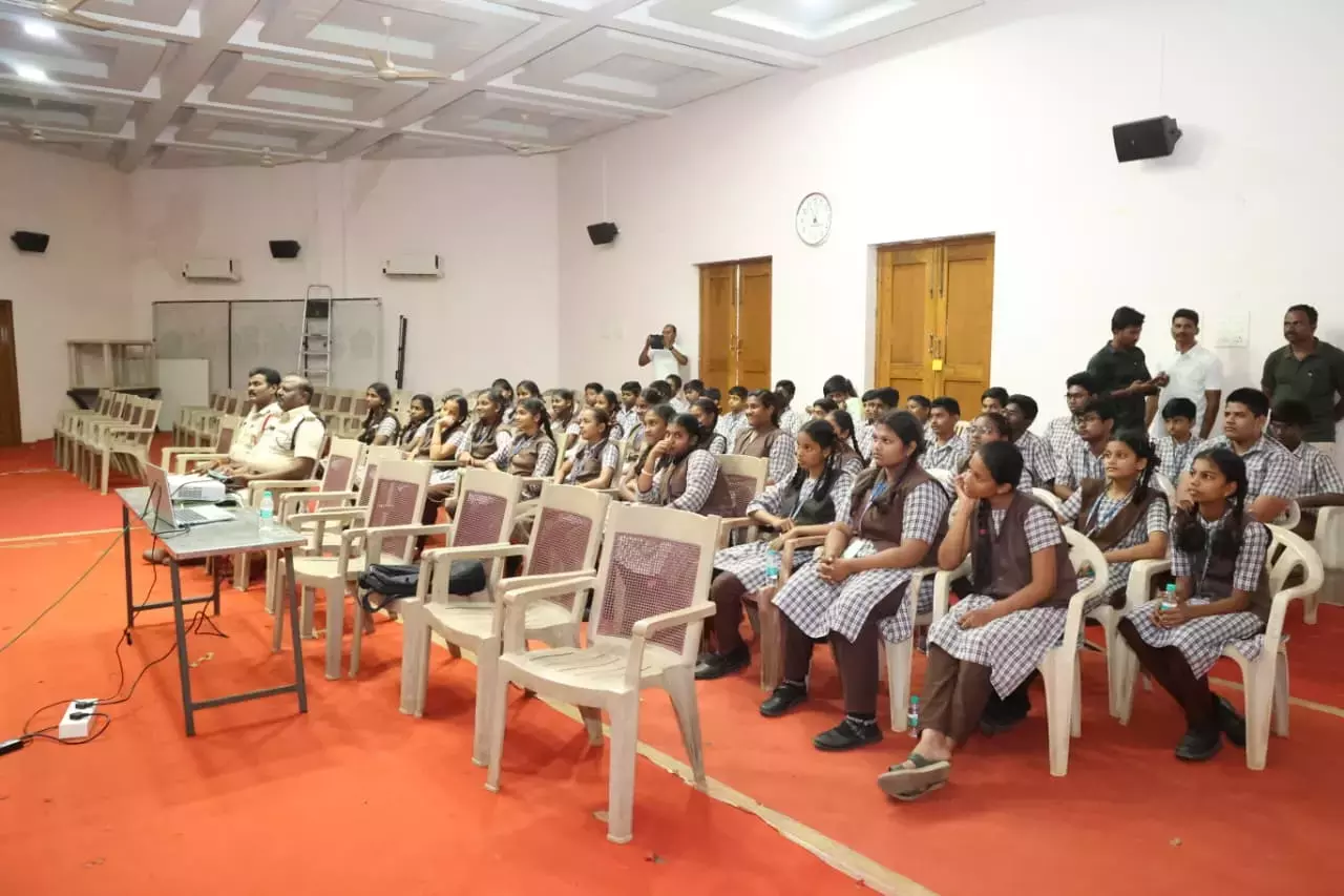 महिला सशक्तिकरण सप्ताह के मौके पर Police ने स्टूडेंट्स के लिए फिल्म दिखाई महिला सशक्तिकरण सप्ताह के मौके पर Police ने स्टूडेंट्स के लिए फिल्म दिखाई