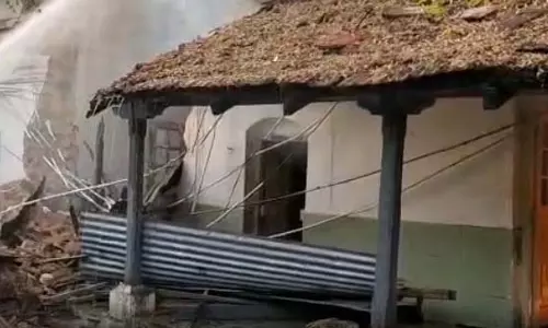 आग की चपेट में तहसील दफ्तर, एसडीएम ने रिकॉर्ड रूम को बताया सुरक्षित आग की चपेट में तहसील दफ्तर, एसडीएम ने रिकॉर्ड रूम को बताया सुरक्षित