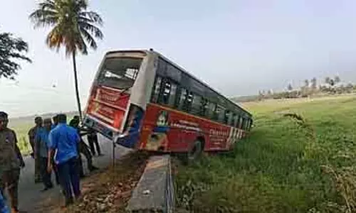 Tamil Nadu : एक सरकारी बस जो अपने आप चली और चोलावंदन के पास एक खेत में उतर गई Tamil Nadu : एक सरकारी बस जो अपने आप चली और चोलावंदन के पास एक खेत में उतर गई