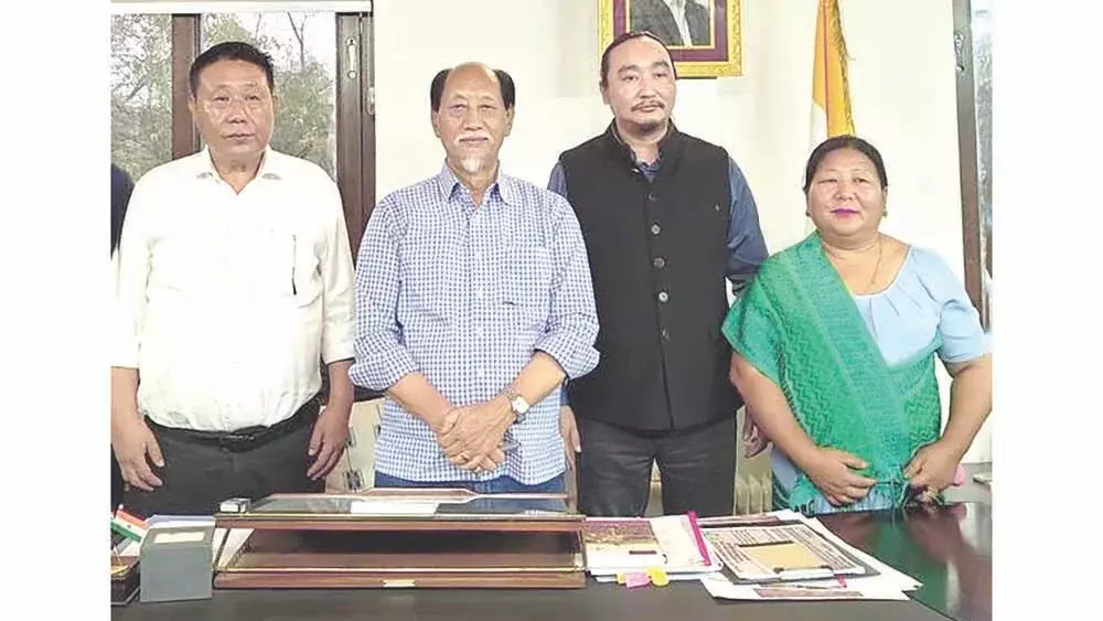 Nagaland : डीएमसी चेयरपर्सन, दो पूर्व एनपीपी पार्षदों ने सीएम से मुलाकात की