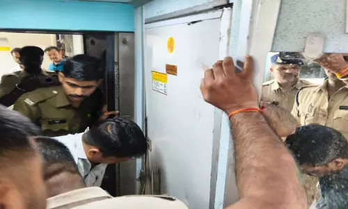 ट्रेन के वॉशरूम में जज की पत्नी की मौत, मचा हड़कंप ट्रेन के वॉशरूम में जज की पत्नी की मौत, मचा हड़कंप