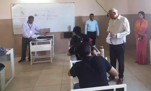 Indore : DAVV के VC प्रो राकेश सिंघई के नेतृत्व में फ्लाइंग स्क्वॉड ने परीक्षा केंद्रों का निरीक्षण किया Indore : DAVV के VC प्रो राकेश सिंघई के नेतृत्व में फ्लाइंग स्क्वॉड ने परीक्षा केंद्रों का निरीक्षण किया