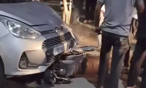 Indore : पुलिस स्टेशन से ज़ब्त कार लेकर भागा आदमी, 500 मीटर दूर जाकर किया एक्सीडेंट Indore : पुलिस स्टेशन से ज़ब्त कार लेकर भागा आदमी, 500 मीटर दूर जाकर किया एक्सीडेंट