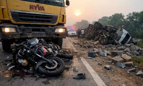 Odisha : सड़क हादसों में दो लोगों की मौत, एक की हालत गंभीर Odisha : सड़क हादसों में दो लोगों की मौत, एक की हालत गंभीर