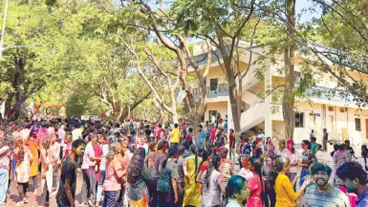 Telangana: फार्मेसी के छात्रों को लेकर जेएनटीयू-एच में छात्रों का विरोध प्रदर्शन