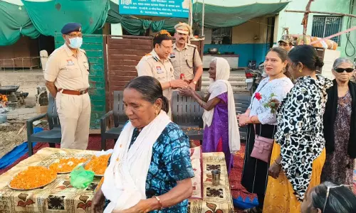 एसएसपी ने वृद्धाश्रम में होली खेली