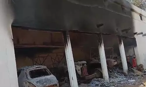 किसान के घर बड़ी घटना, ट्रैक्टर और कार जलकर खाक