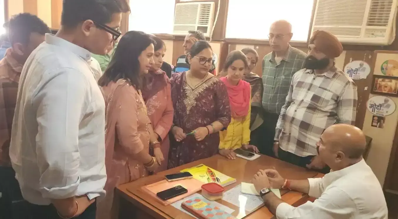 Jammu: विधायक युधवीर सेठी ने जनता दरबार में सुनीं शिकायतें Jammu: विधायक युधवीर सेठी ने जनता दरबार में सुनीं शिकायतें
