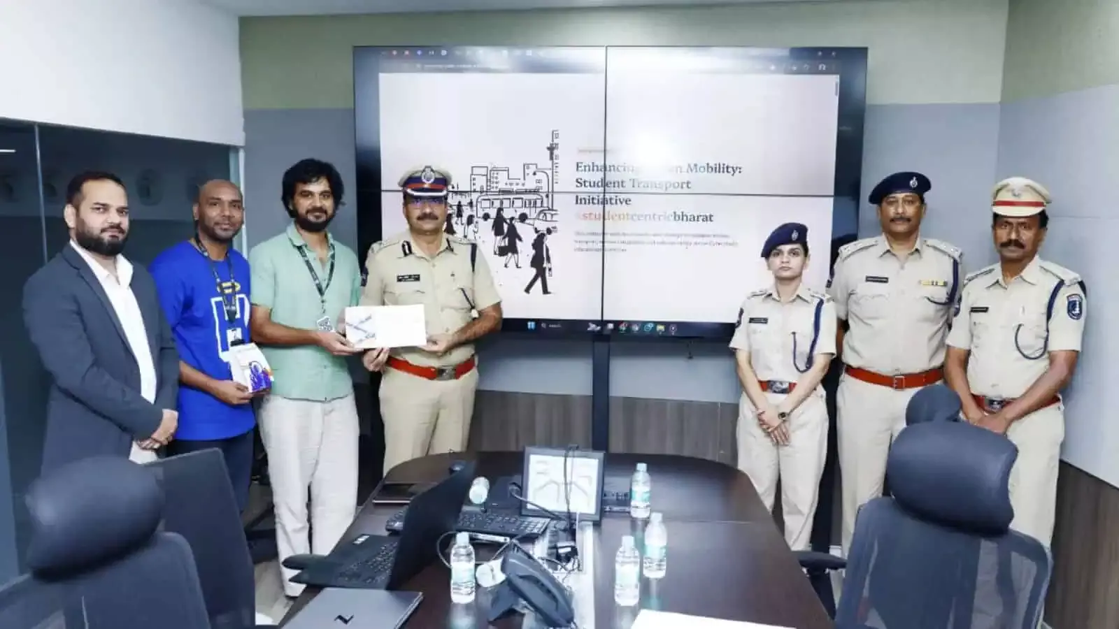 Cyberabad में आशा और आंगनवाड़ी वर्कर स्कूली बच्चों को बस स्टॉप तक ले जाएंगी Cyberabad में आशा और आंगनवाड़ी वर्कर स्कूली बच्चों को बस स्टॉप तक ले जाएंगी