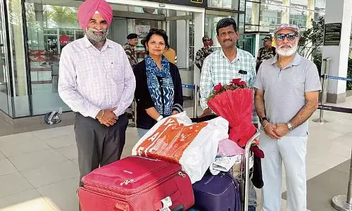 West Asia conflict: एक्टर सोनू सूद ने दुबई में मुफ़्त रहने का ऑफ़र दिया, कई पंजाबी घर वापस आ गए West Asia conflict: एक्टर सोनू सूद ने दुबई में मुफ़्त रहने का ऑफ़र दिया, कई पंजाबी घर वापस आ गए